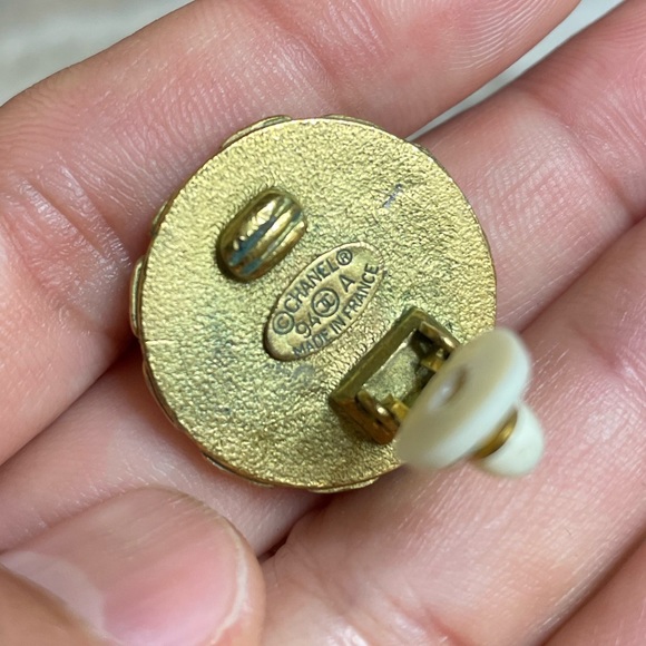 Authentic Vintage CHANEL Gold Plated CC Logos Round  Clip Earrings - Picture 7 of 16